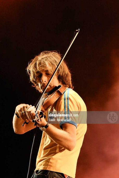 Yann Tiersen Festival les Vieilles Charrues vendredi 21 juillet 2006 par Hervé « harvey » LE GALL photographe Cinquième nuit